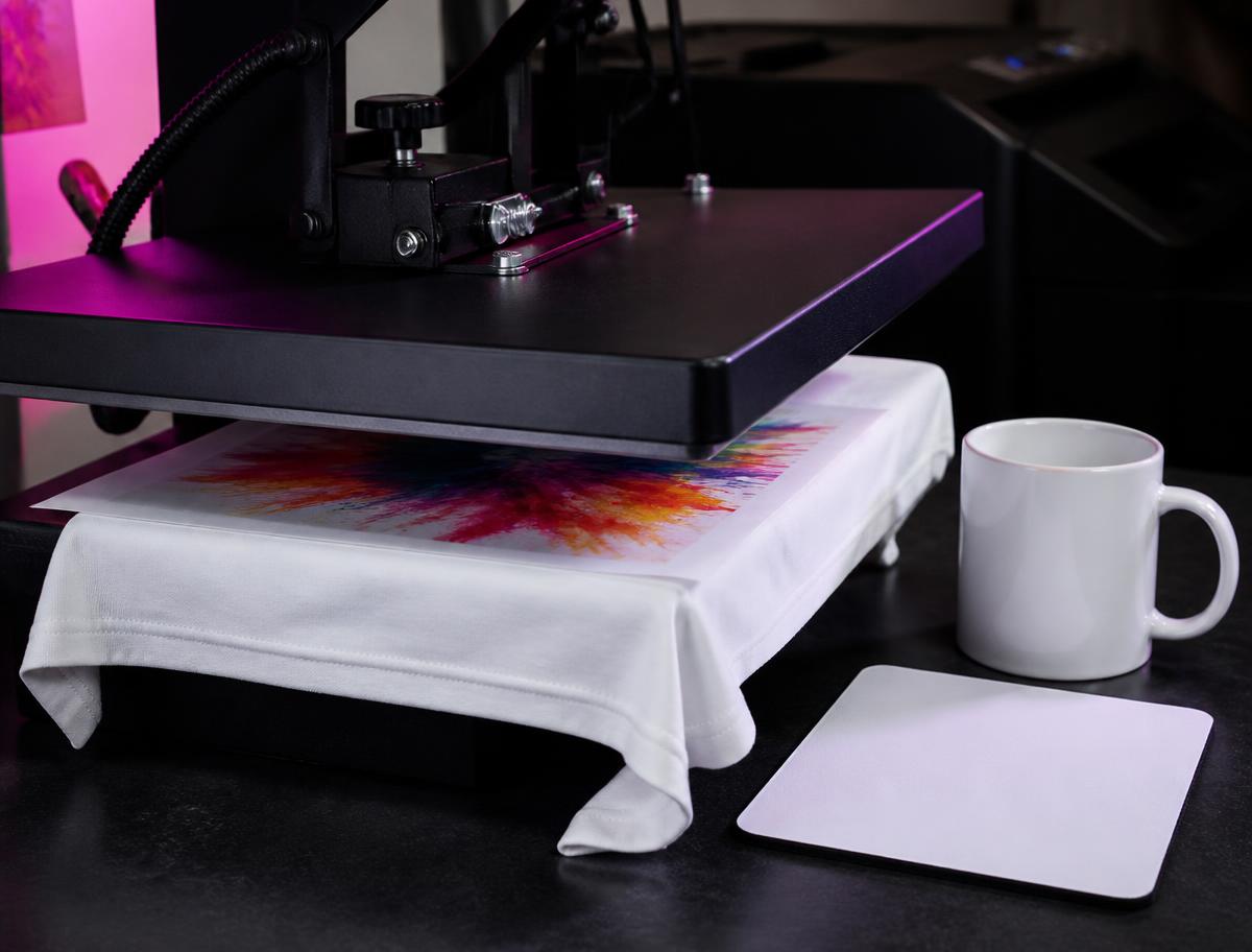 Hittepers met een sublimatietransfer op wit polyester, naast een gecoate mok en een blanco onderzetter