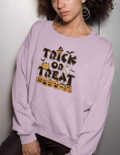 Kleurrijke Halloween DTF transfer op lichtroze sweatshirt, trui met Trick or Treat ontwerp, geschikt voor bedrukking, kwaliteit print.